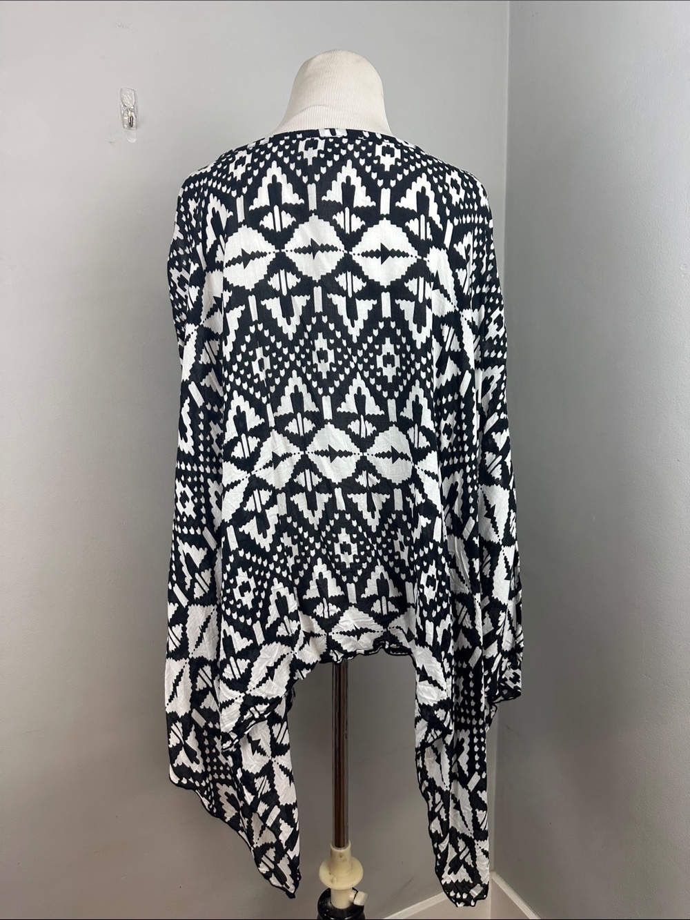 Agabhumi Black and White Lightweight Rayon Poncho - Picture 5 of 7